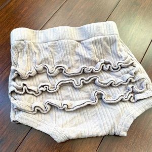 Kate Quinn ruffle bummies 12/18m
